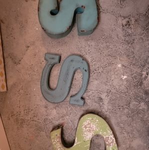 Wall decor. 3 letter s. 1 metal 2 wood